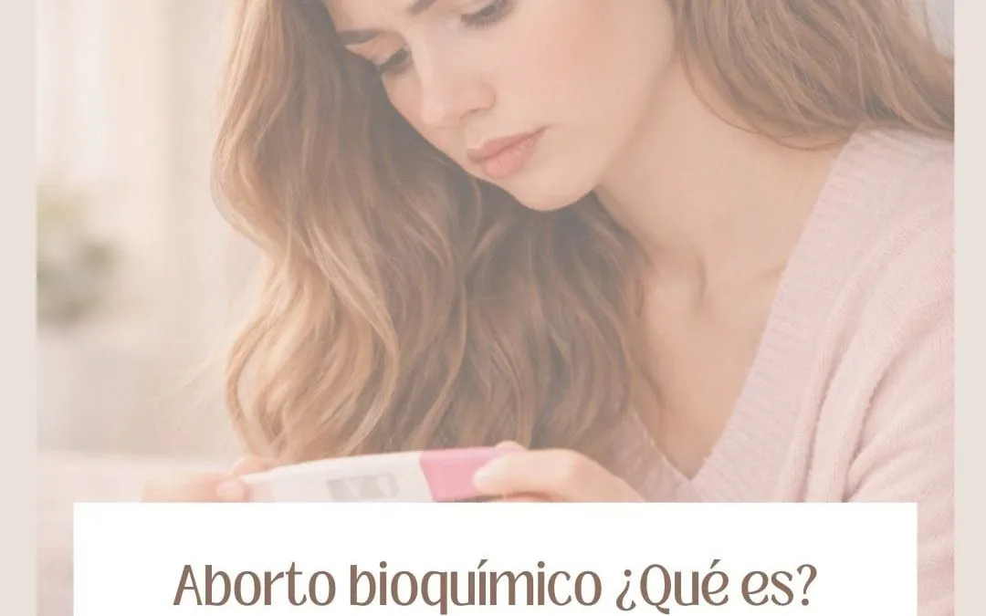 aborto bioquimico que es imagen de portada que representa a una mujer preocupada mirando un test de embarazo